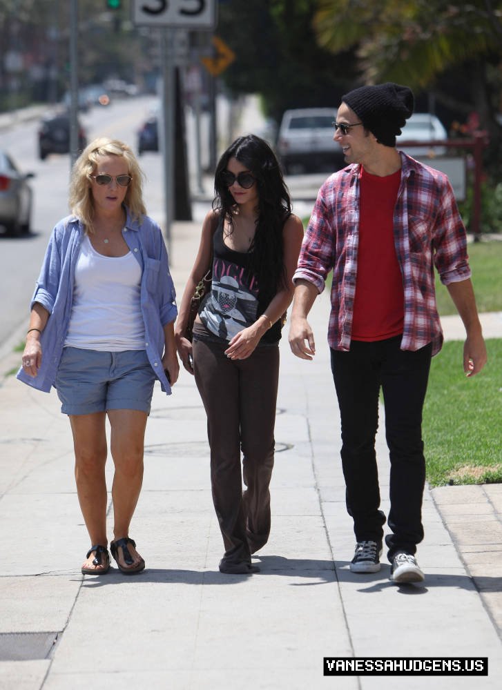 Vanessa Hudgens-Getting a Coffee in Los Angeles - July 31 24