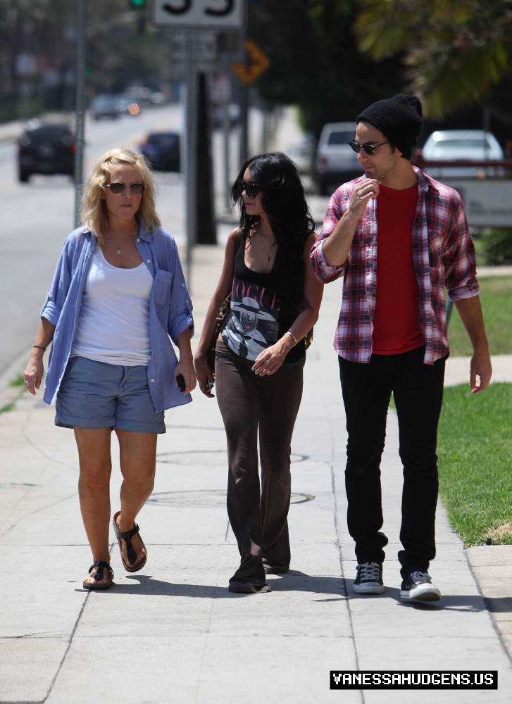 Vanessa Hudgens-Getting a Coffee in Los Angeles - July 31 26