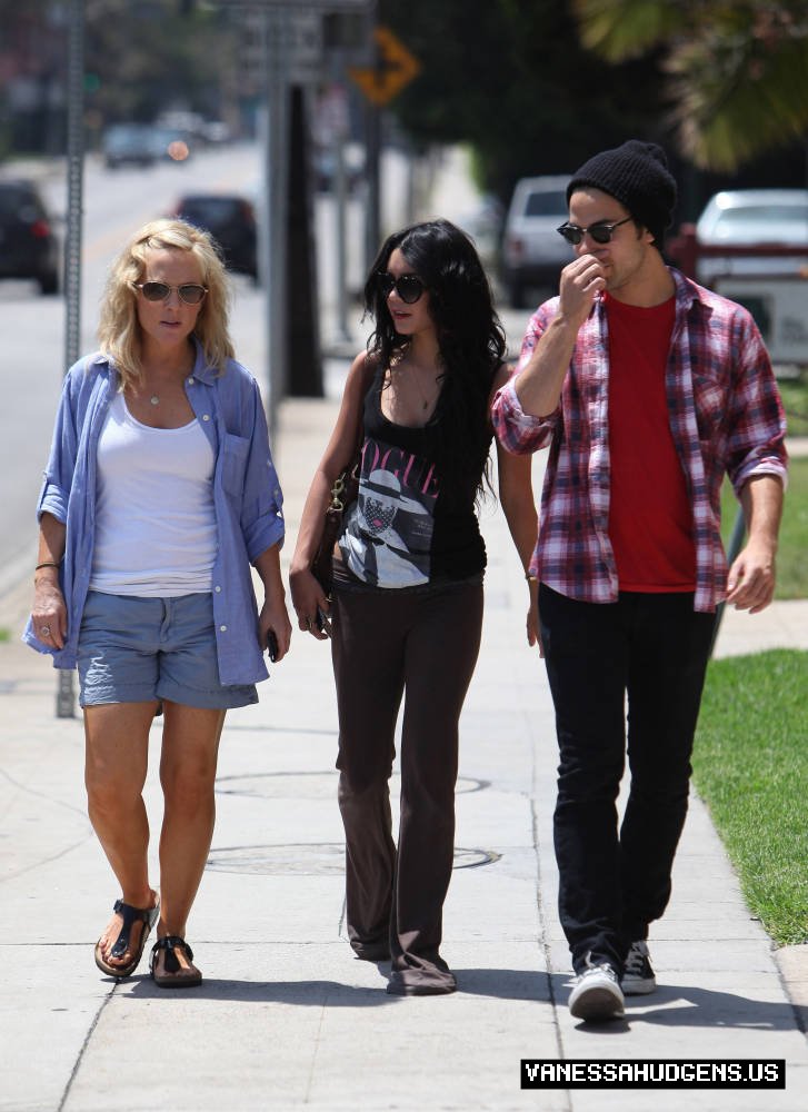 Vanessa Hudgens-Getting a Coffee in Los Angeles - July 31 27