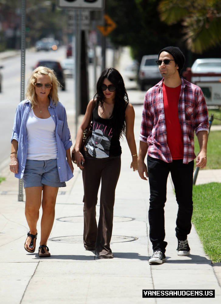 Vanessa Hudgens-Getting a Coffee in Los Angeles - July 31 29