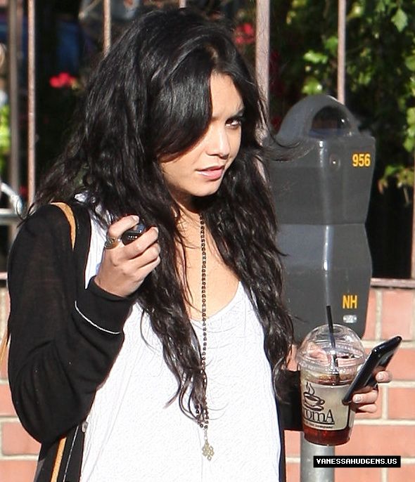 Vanessa & Stella Hudgens Munch with Mom on Monday 5