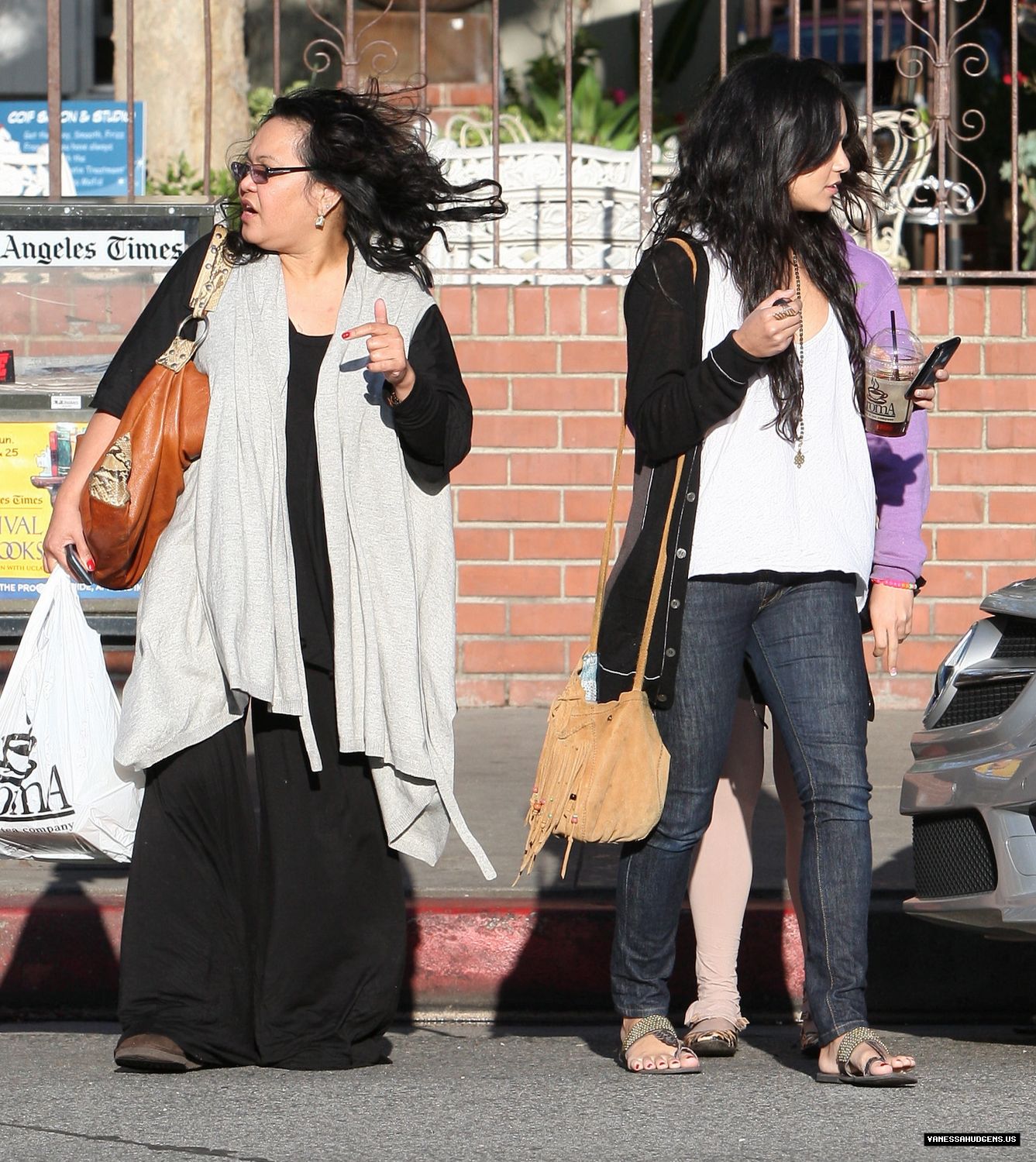 Vanessa & Stella Hudgens Munch with Mom on Monday 7