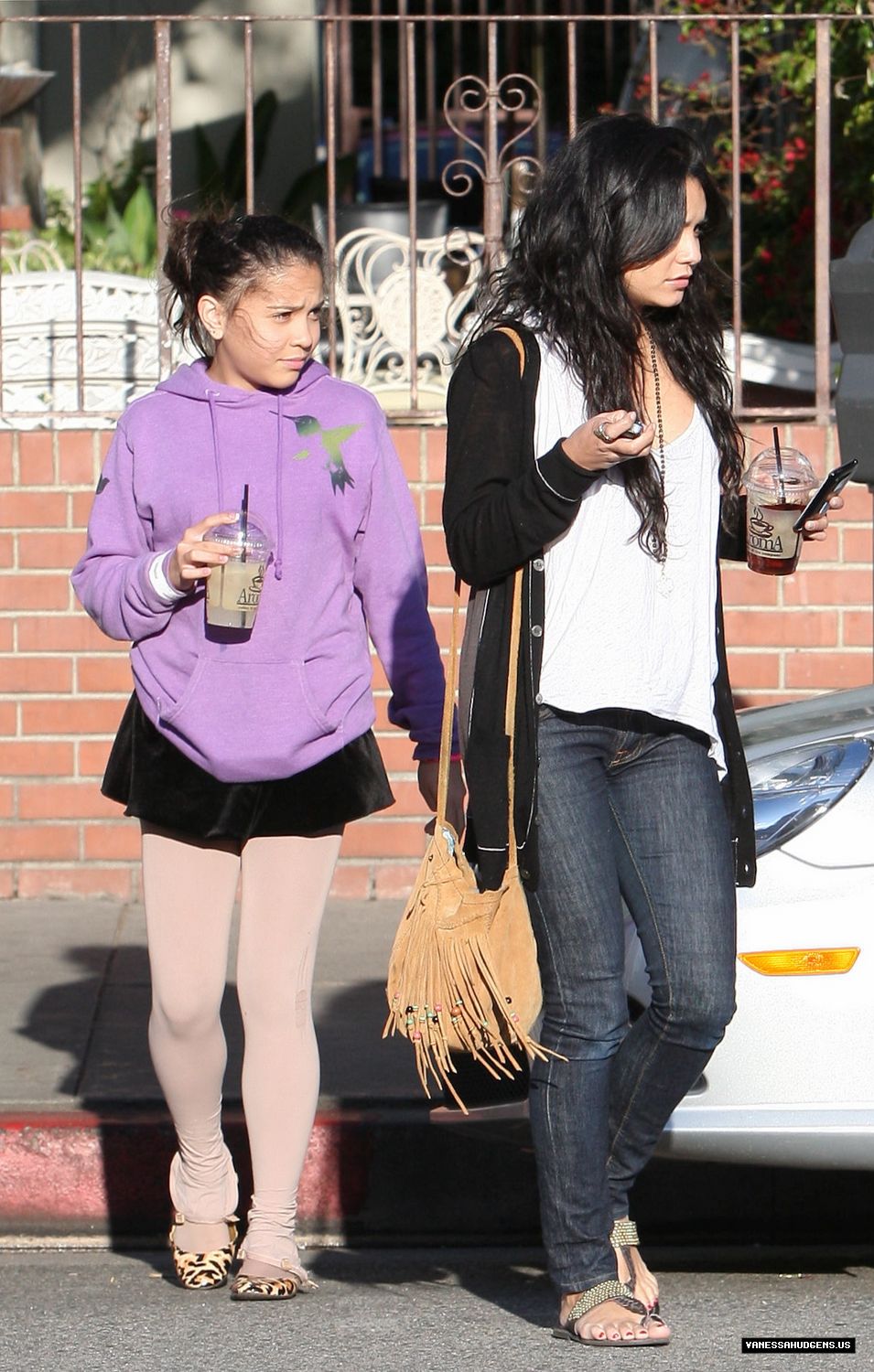 Vanessa & Stella Hudgens Munch with Mom on Monday 8