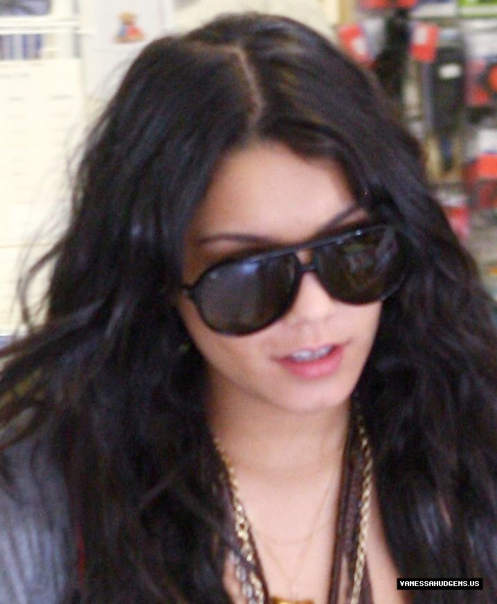 Vanessa Hudgens Heads To Harry’s-15 april 1