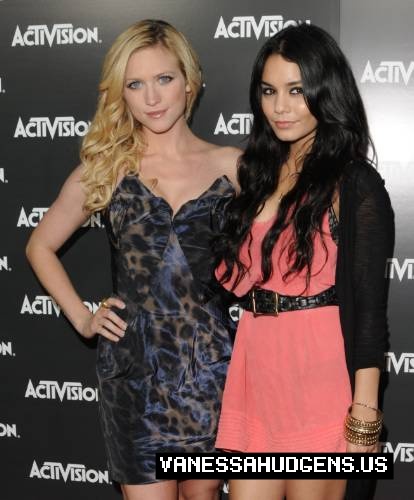 Vanessa Hudgens & Brittany Snow at Activision E3 2010 - Page 3 66