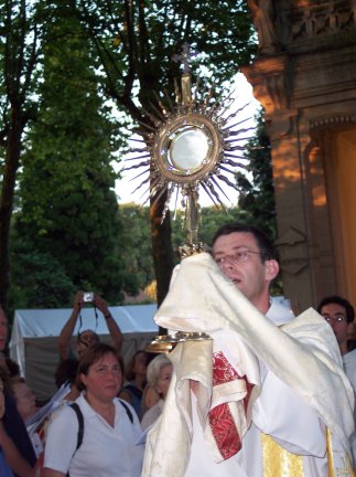 Seules les mains consacrée du prêtre peuvent porter le Saint Sacrement Adoparay2