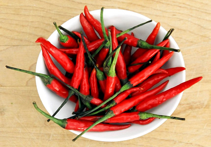 اذا أكلت فلفل لا تشرب ماء .. اشرب .... معلومه مهمه Chilli