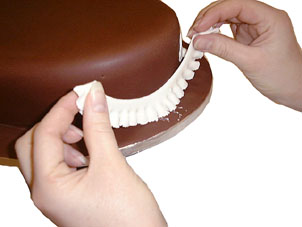 خطوة بخطوة ملف شامل لجميع طرق تزيين الكيكة للعزايم والمناسبات بأشكال راقية Choc-heart-93