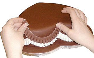 خطوة بخطوة ملف شامل لجميع طرق تزيين الكيكة للعزايم والمناسبات بأشكال راقية Choc-heart-98