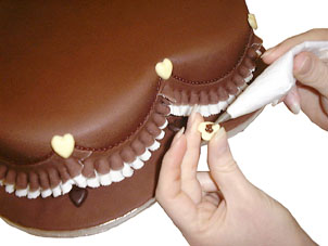 بالصور خطوة بخطوة ملف شامل لجميع طرق تزيين الكيكة للعزايم والمناسبات بأشكال راقية  Choc-heart-992