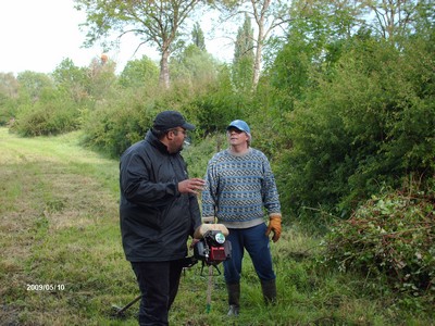 Débroussaillage des berges le dimanche 10 mai 2009 Nettoyage01_400