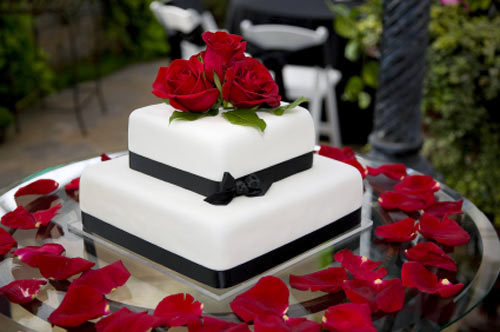 `·.¸¸.·¯`··._.· ( فخامة الاسود في ليلة العمر ) `·.¸¸.·¯`··._.· Black-white-wedding-cakes-10