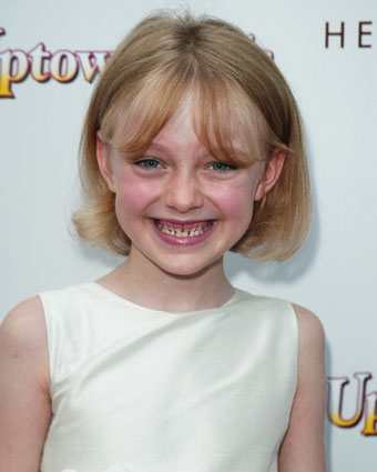 Fotos divertidas Dakota-fanning-smiling1