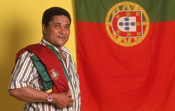Politics - Page 12 Eusebio-con-la-bandera-de-portugal