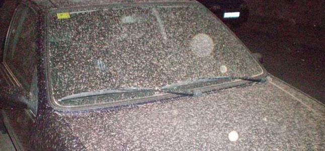 ¿Sabes por qué llueve a veces barro estos días? Lluvia-de-barro-sobre-los-coches