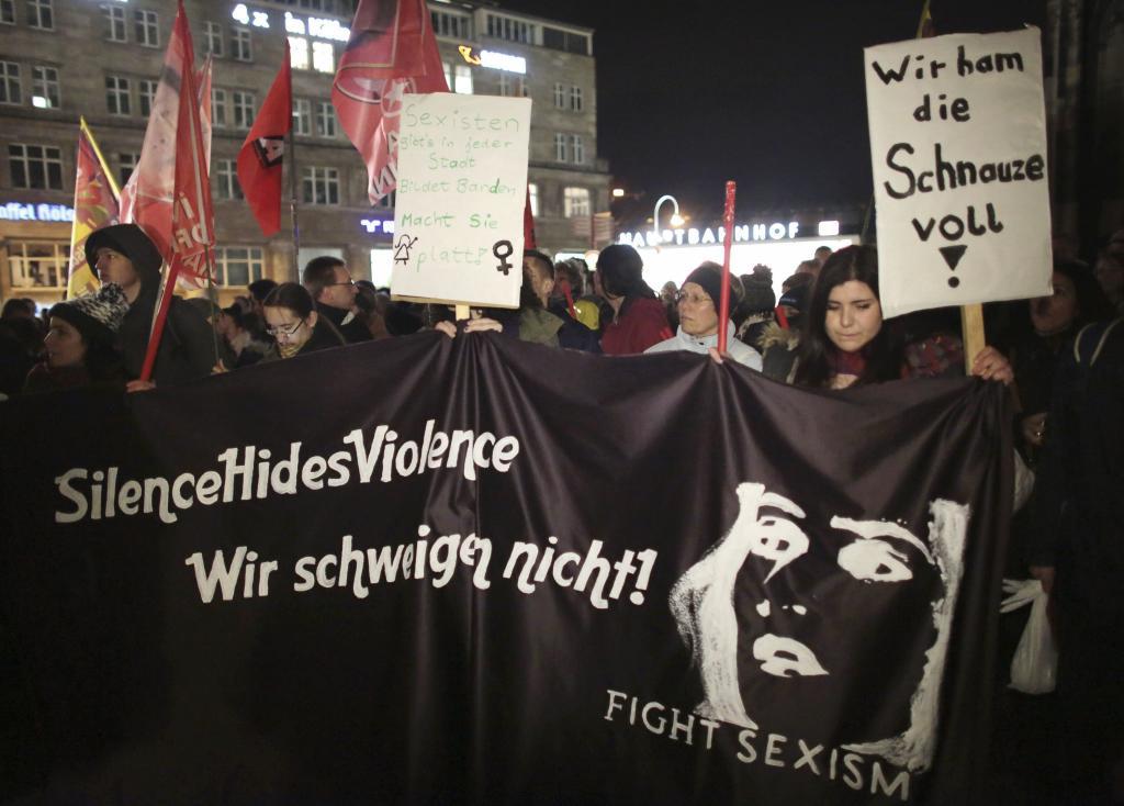 Un millar de hombres acosaron sexualmente y robaron a decenas de mujeres en Colonia durante Nochevieja. Decenas-de-personas-se-manifiestan-contra-los-ataques-sexuales-de-los-arabesde-nochevieja-frente-a-la-catedral-de-colonia