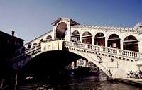 البندقية مدينه العشاق؟؟؟ T_venice_rialto_bridge_col