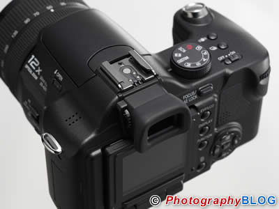 Le Flash Olympus G40 est il compatible avec le FZ50 ? Panasonic_lumix_fz50_3