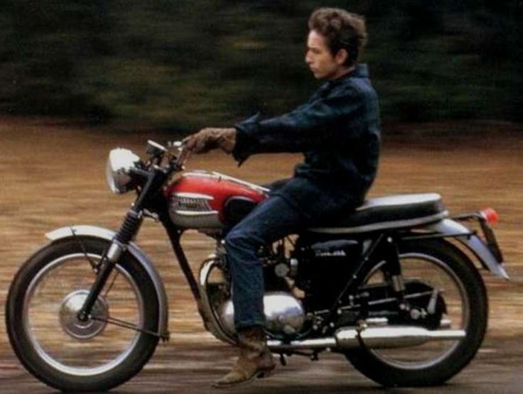 la célébrité de Martin du 17 mars trouvée par Ajonc Bob-Dylan-en-moto-Triumph