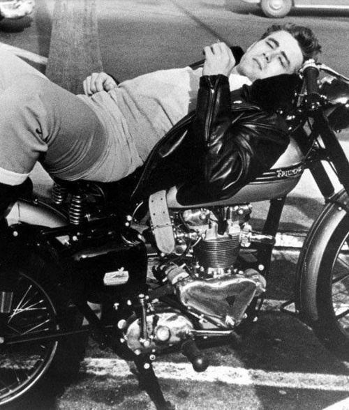 Vieilles photos (pour ceux qui aiment les anciennes photos de bikers ou autre......) - Page 2 James-Dean-e-sur-sa-moto-Triumph