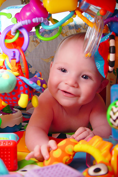 صور اطفال زى العسل Baby-and-toys-1a