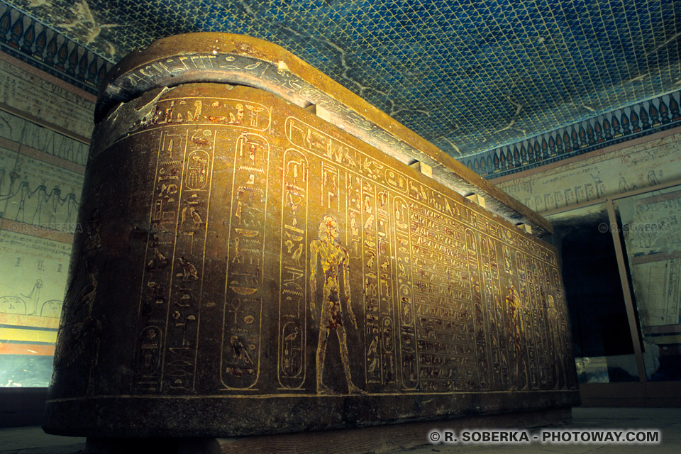 قصور وآثار EG02_509-sarcophage