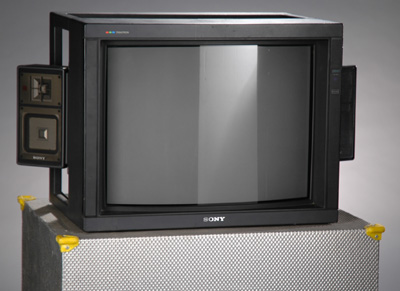 [AVIS] TV plat avec jeux 16-bits  - Page 2 27inch-Sony-Cube-and-case-w