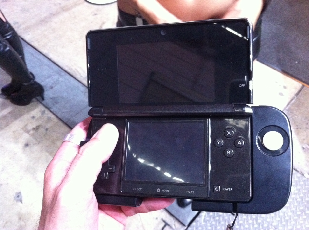 (TGS11) Nuevas imagenes del Slide Pad Expansion para 3DS 3ds_stick_06_150911