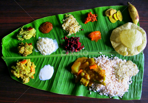 வாழை இலையில் சாப்பிட்டால் ஆயுள் கூடும் Food-served-on-a-banana-leafa-tradition-of-the-kerala-state-in-india---51920355