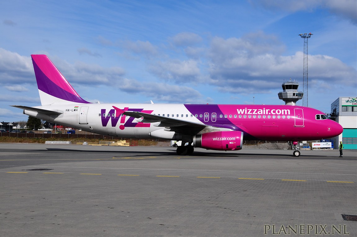 Sandefjord TRF 29-03-2012 Normal_7040_HA-LWH_A320_Wizzair_TRF