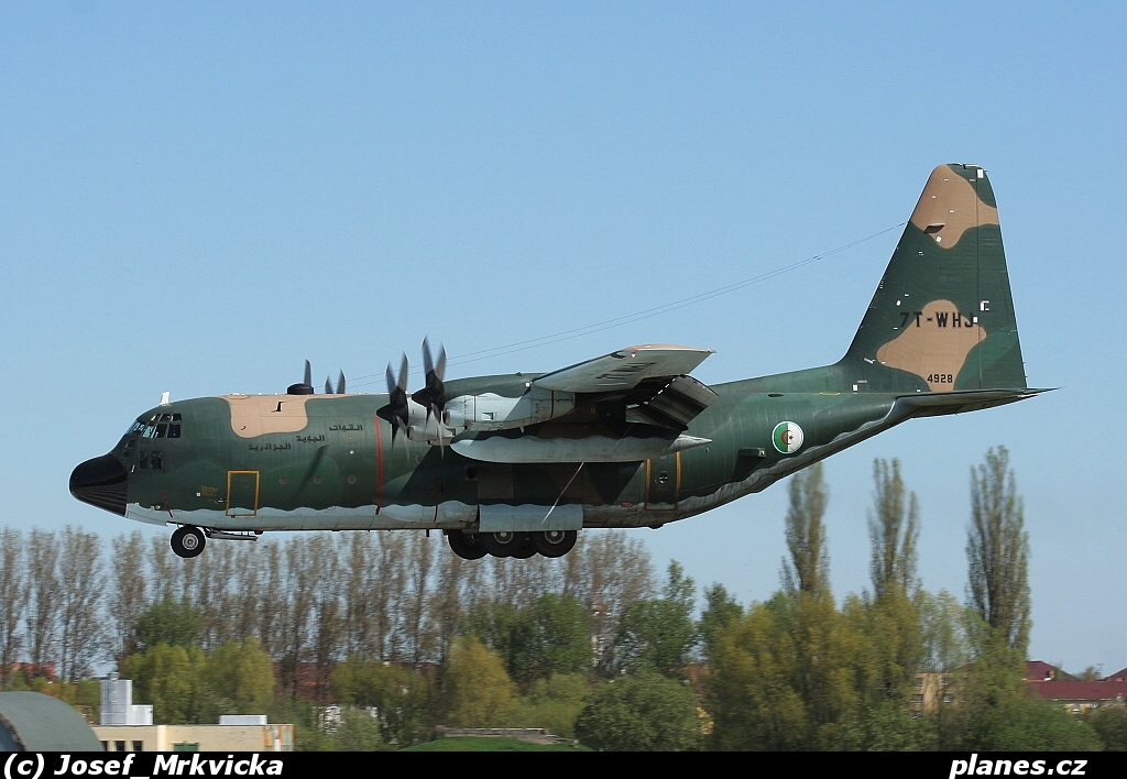 صور طائرات النقل والشحن الجزائرية [ C-130H/H30  /  Hercules ]  - صفحة 11 C130h-7t-whj-algerian-air-force-pardubice-ped-lkpd