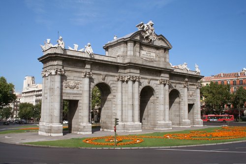 اسبانيا بلاد الميتادور- شاهدها من خلال موسوعه بيت العرب للاوطان Alcala-gate-madrid-madplind