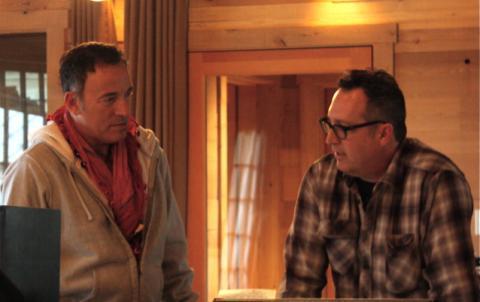 American Beauty : 4 titres inédits pour le Record Store day + Musicares - Page 2 Bruce-Springsteen-Ron-Aniello