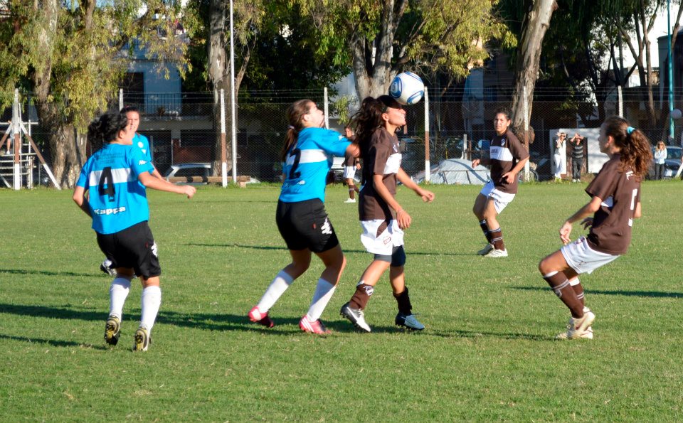 Soccer Game (Louis Tomilson y tu) Futbol-femenino-2013-vs-uba-04