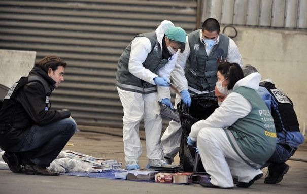 [RHD ~ En cours]Un policier lynché à Idlewood 305041_la-police-scientifique-examine-le-contenu-d-une-voiture-des-malfaiteurs-a-l-origine-de-la-fusillade-mortelle-de-vitrolles-le-28-novembre-2011