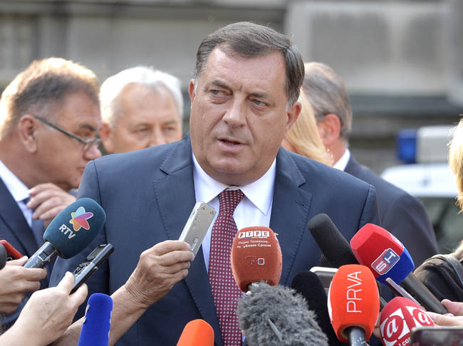 Dodik postrojio ambasadore: EU, Velike Britanije, Francuske, SAD-a, Italije, Njemačke  i hladno im u oči dao košaricu! Dodik-57d1557be29d7