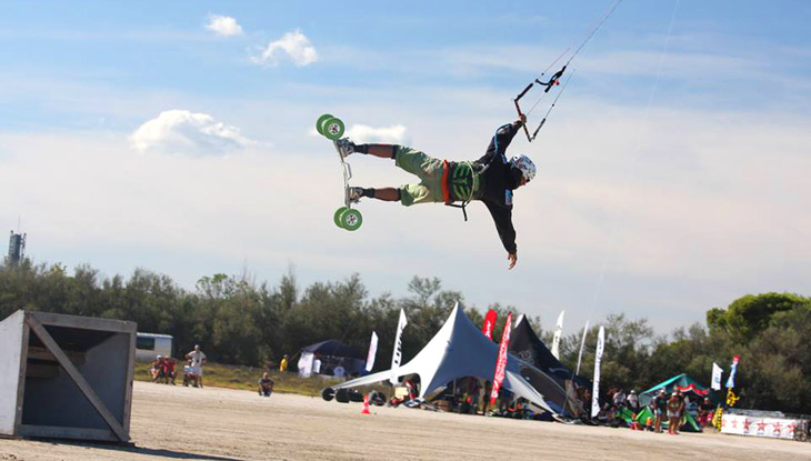 Naviguer en kite sans vent. C'est possible après tout. Miquel_kitemtb