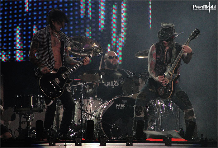 [Crónica] 20 de Marzo del 2010 - Santiago Chile, Movistar Arena, CHILE.  Gnr-guns-11