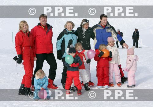 La reina Beatrix y su familia - Página 8 PPE09021605