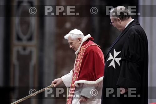 PAPA RENUNCIA POR FALTA DE FUERZAS PPE13020937