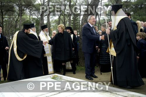 LA FAMILIA REAL ASISTE A HOMENAJE AL REY PABLO I EN GRECIA - Página 2 PPE14030657