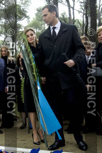 LA FAMILIA REAL ASISTE A HOMENAJE AL REY PABLO I EN GRECIA - Página 2 PPE14030669