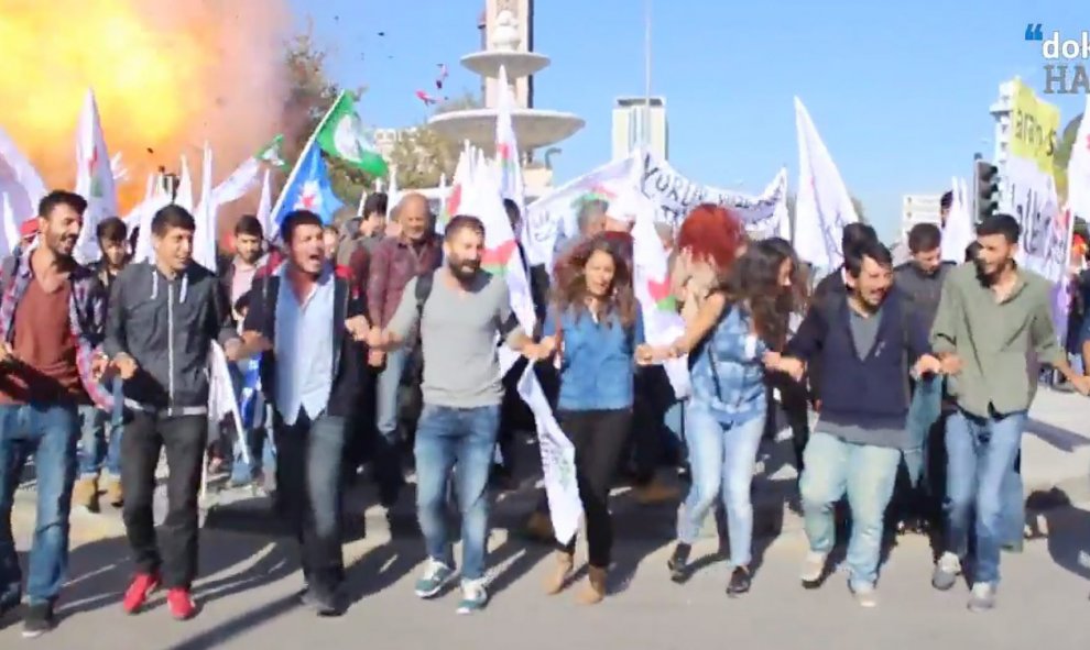 Turquía: Miles de personas denuncian la responsabilidad del Gobierno en el ataque en Ankara. Más de cien personas asesinadas en atentado con explosivos contra una marcha. 56196cd9b6333