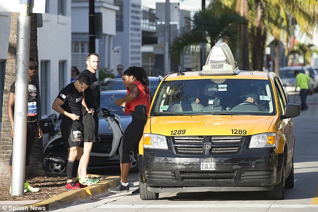 La tenista Serena Williams participa en una carrera benéfica y la pillan cogiendo un taxi hacia la meta Serena_taxi