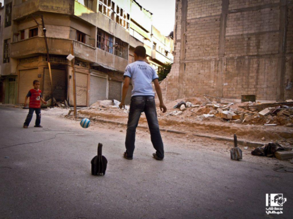 [شاهد] اطفال غزة يلعبون ولا يكترثون للقصف الاسرائيلي!! Two_children_playing_football_using_old_mortars_as_goal-580x435