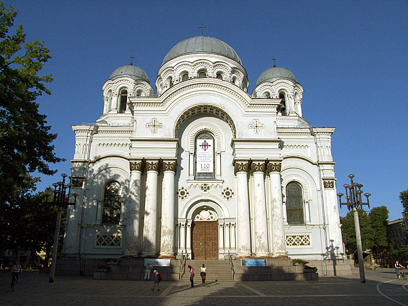      كنيسة رئيس الملائكة ميخائيل كاوناس، ليتوانيا Kaunas-mikaelskyrka-oversikt