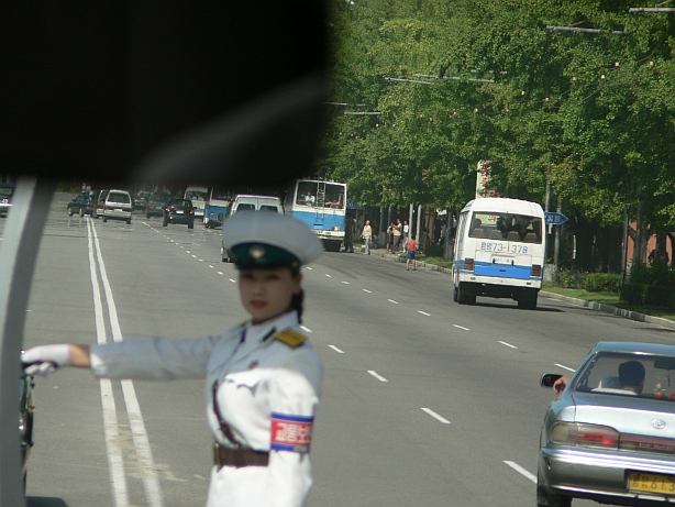 Traffic lady in Pyongyang blog on QSL.net FNJ072a