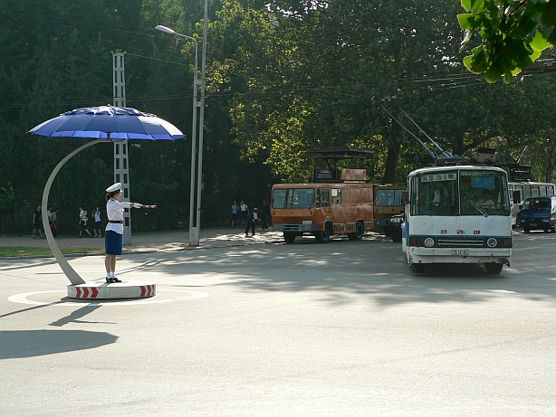 Traffic lady in Pyongyang blog on QSL.net FNJ072aa