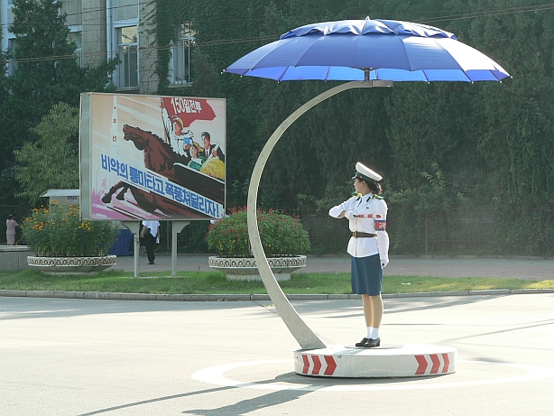 Traffic lady in Pyongyang blog on QSL.net FNJ072b