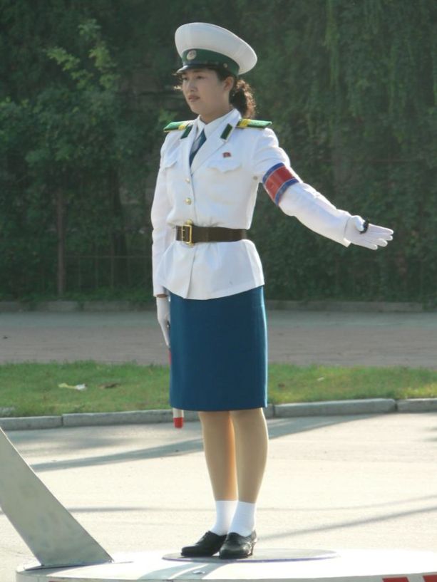 Traffic lady in Pyongyang blog on QSL.net FNJ072d